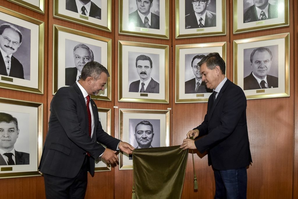 Descerrada foto do deputado Edegar Pretto na Galeria dos ex-Presidentes da AL