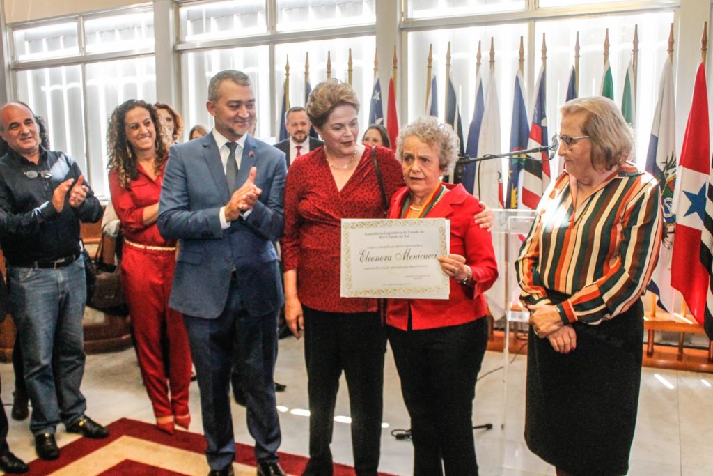 Ex-ministra Eleonora Menicucci é homenageada com Medalha do Mérito Farroupilha