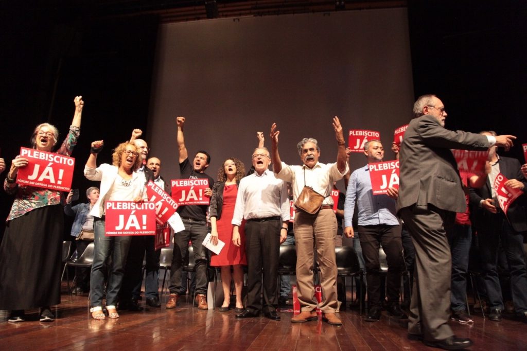 Ato reúne ex-governadores, deputados, servidores e sindicalistas em favor do plebiscito