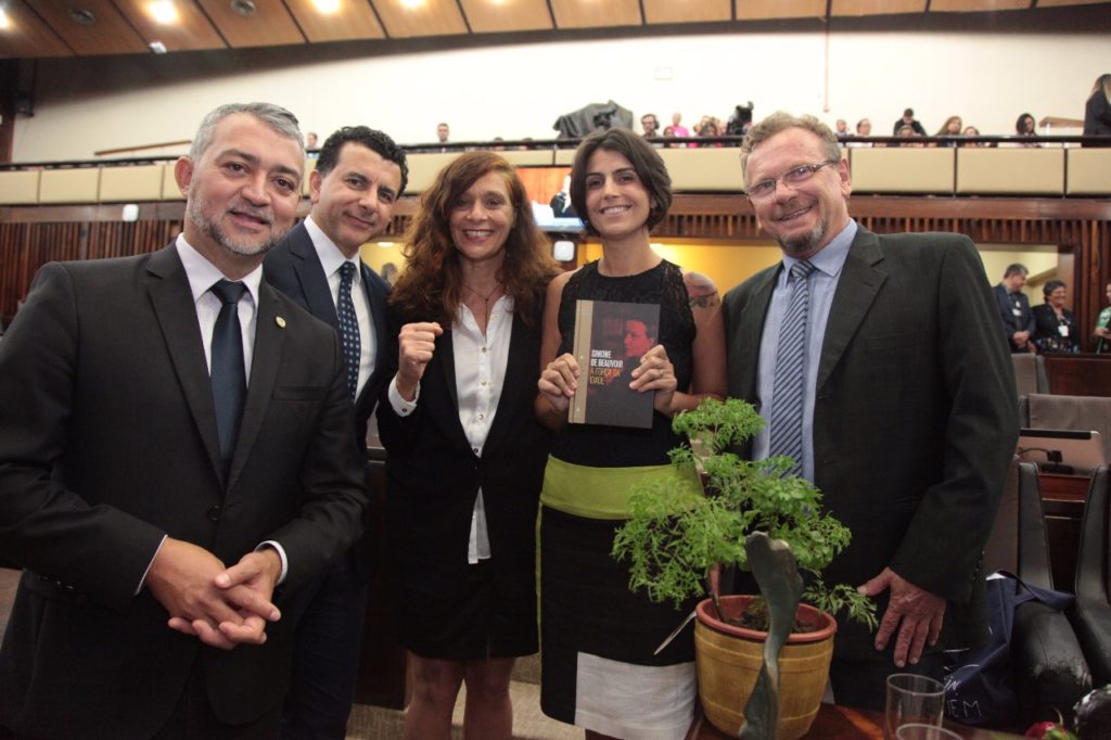 Bancada do PT homenageia Manuela D Ávila com o Troféu Mulher Cidadã