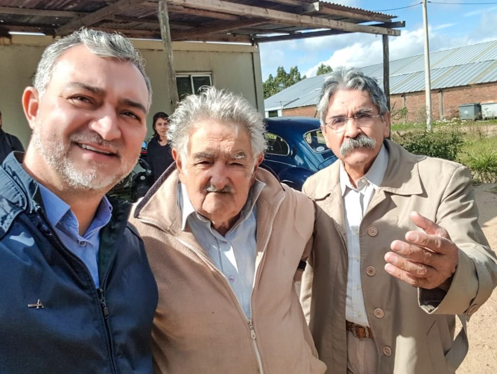 Deputado Edegar Pretto é recebido pelo ex-presidente Pepe Mujica no Uruguai