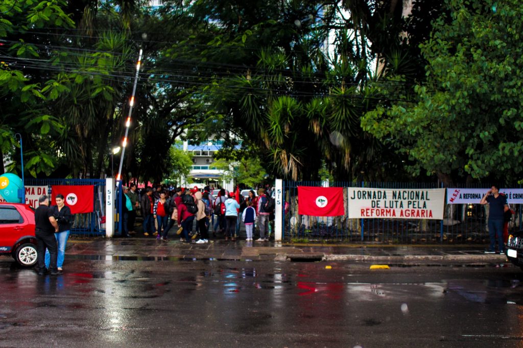 MST protesta contra desmonte da Reforma Agrária em Porto Alegre