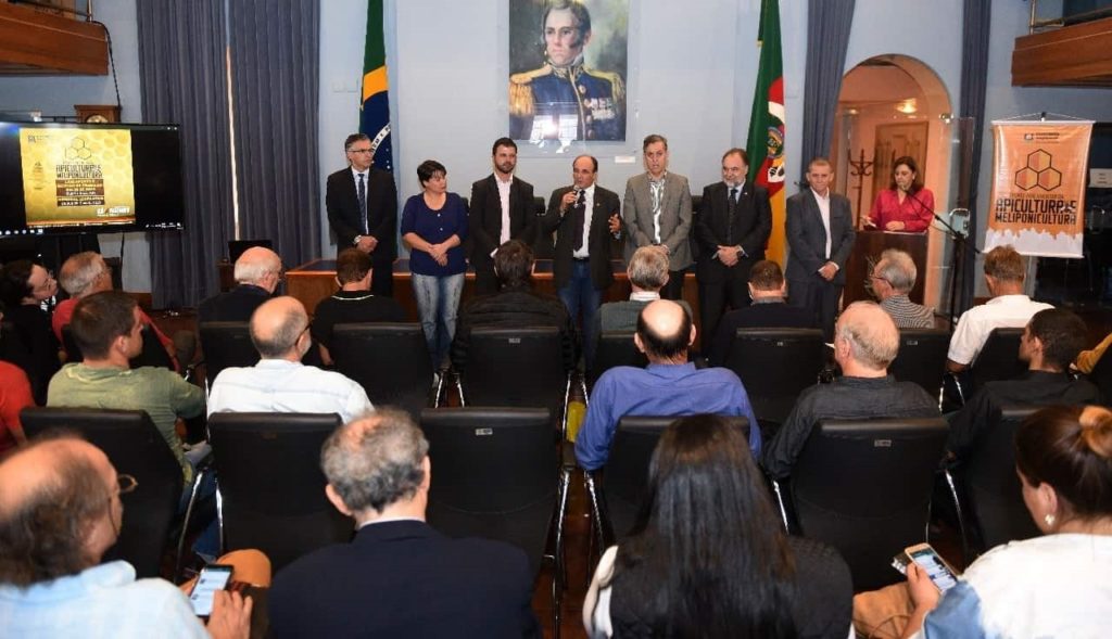 Instalada a Frente Parlamentar da Apicultura e Meliponicultura