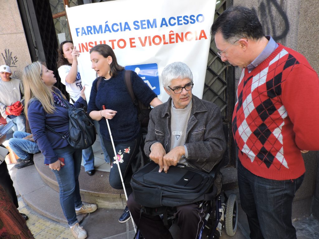 Deputado Valdeci reforça protesto de pacientes com doenças raras, em Porto Alegre
