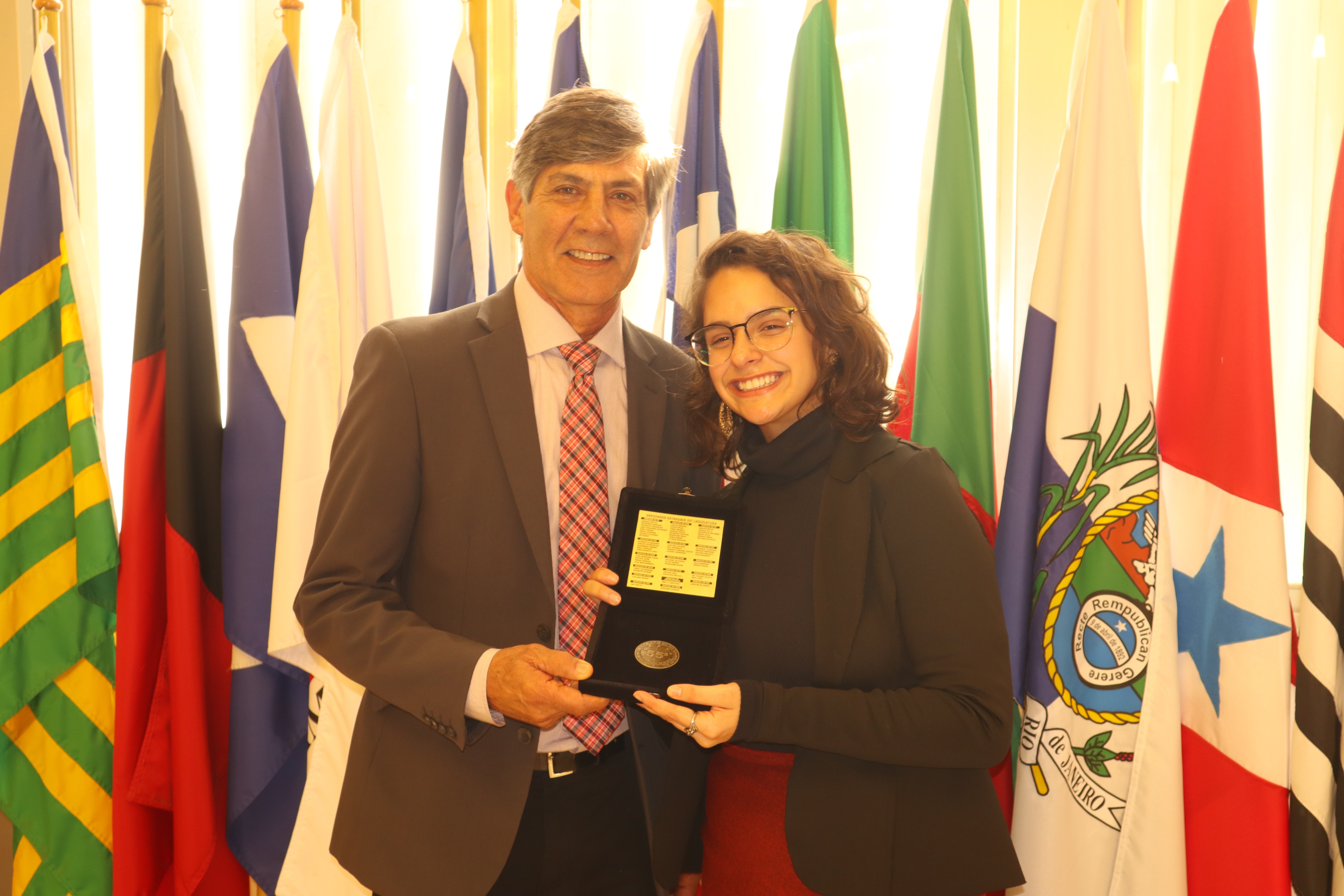 Estudante vencedora de feira mundial de ciências recebe medalha da Assembleia do RS