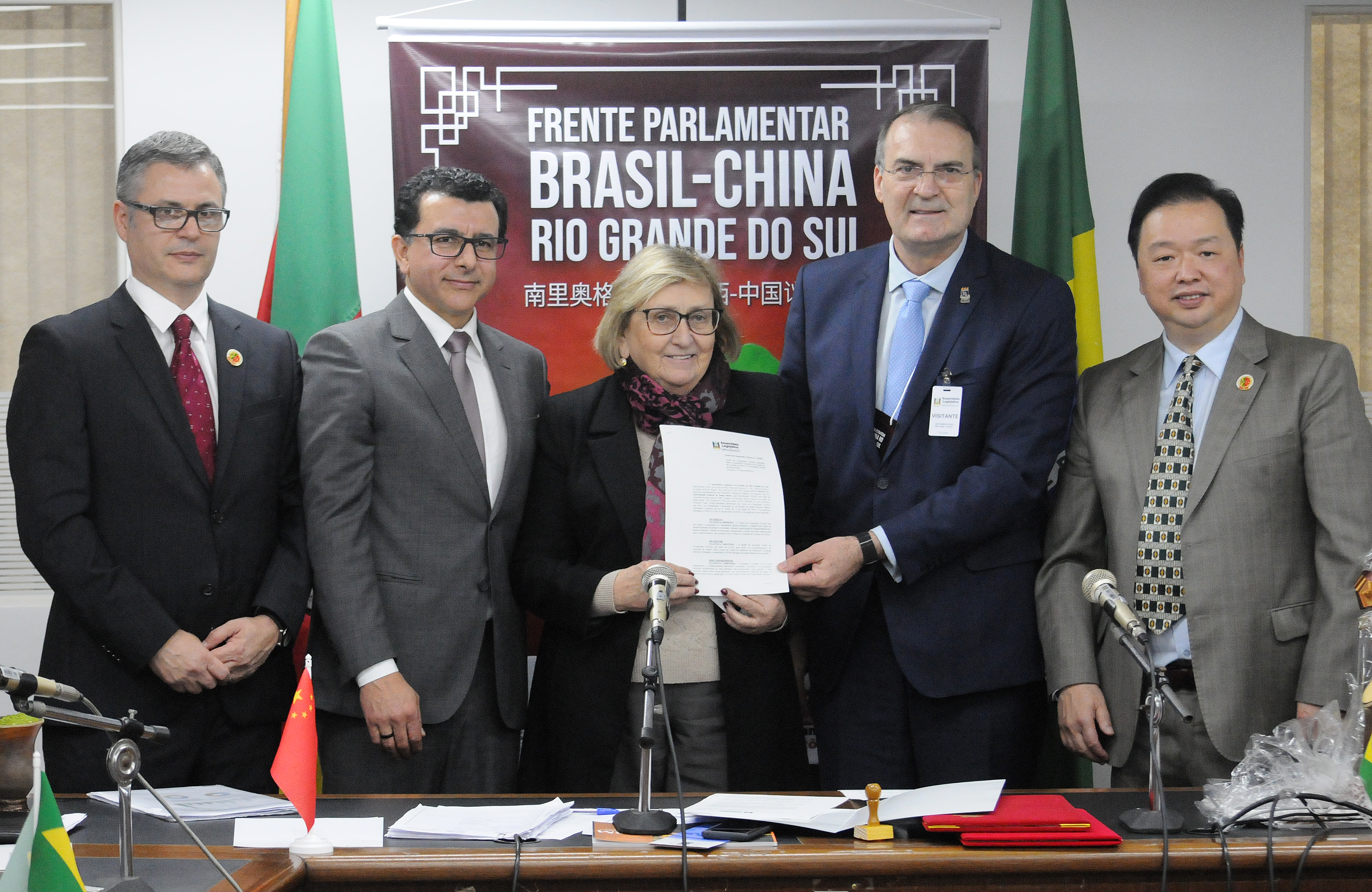 Firmada cooperação entre ALERGS e UFSM para negócios entre Brasil e China