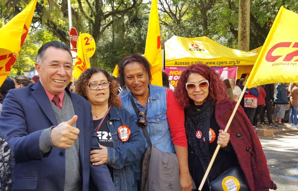 Deputado Valdeci reforça manifestação de professores e servidores de escola