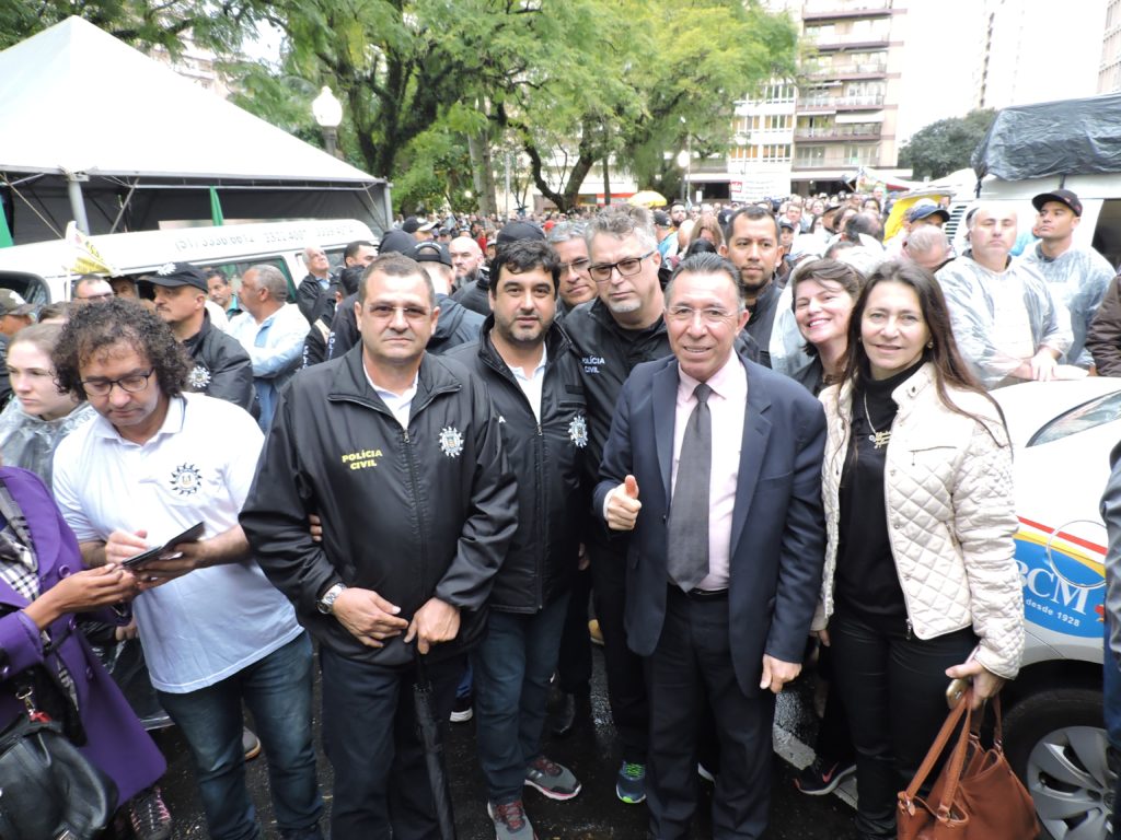 Contra parcelamento e por mais efetivo, Valdeci apoia marcha da segurança pública