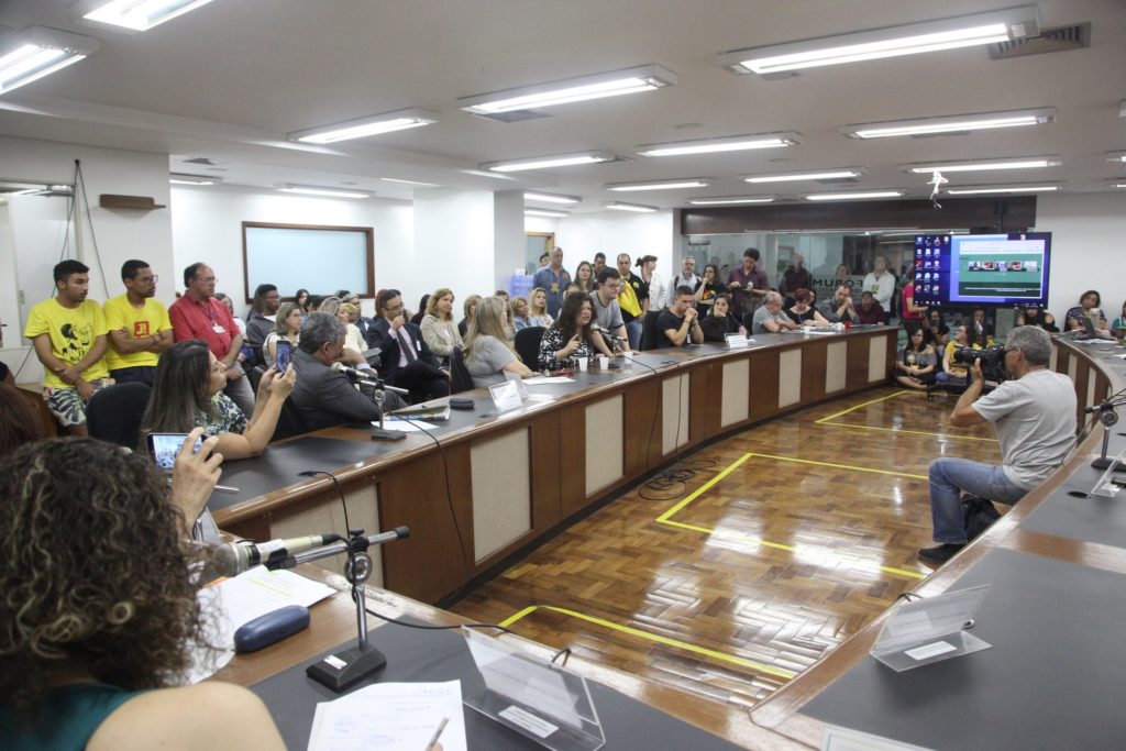 Professores e estudantes se mobilizam contra o pacote