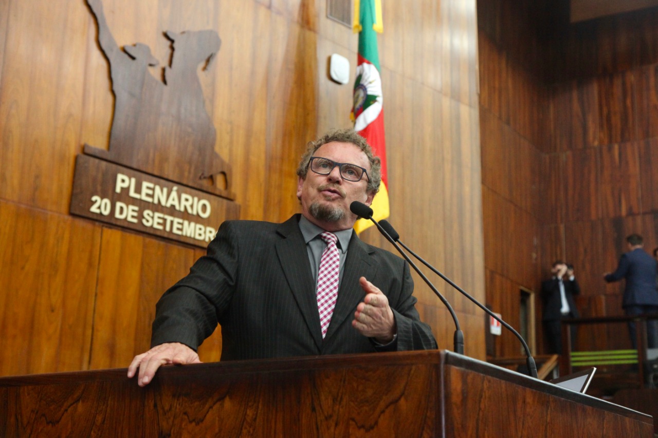 Mainardi comemora vitória dos servidores na suspensão de matéria inconstitucional