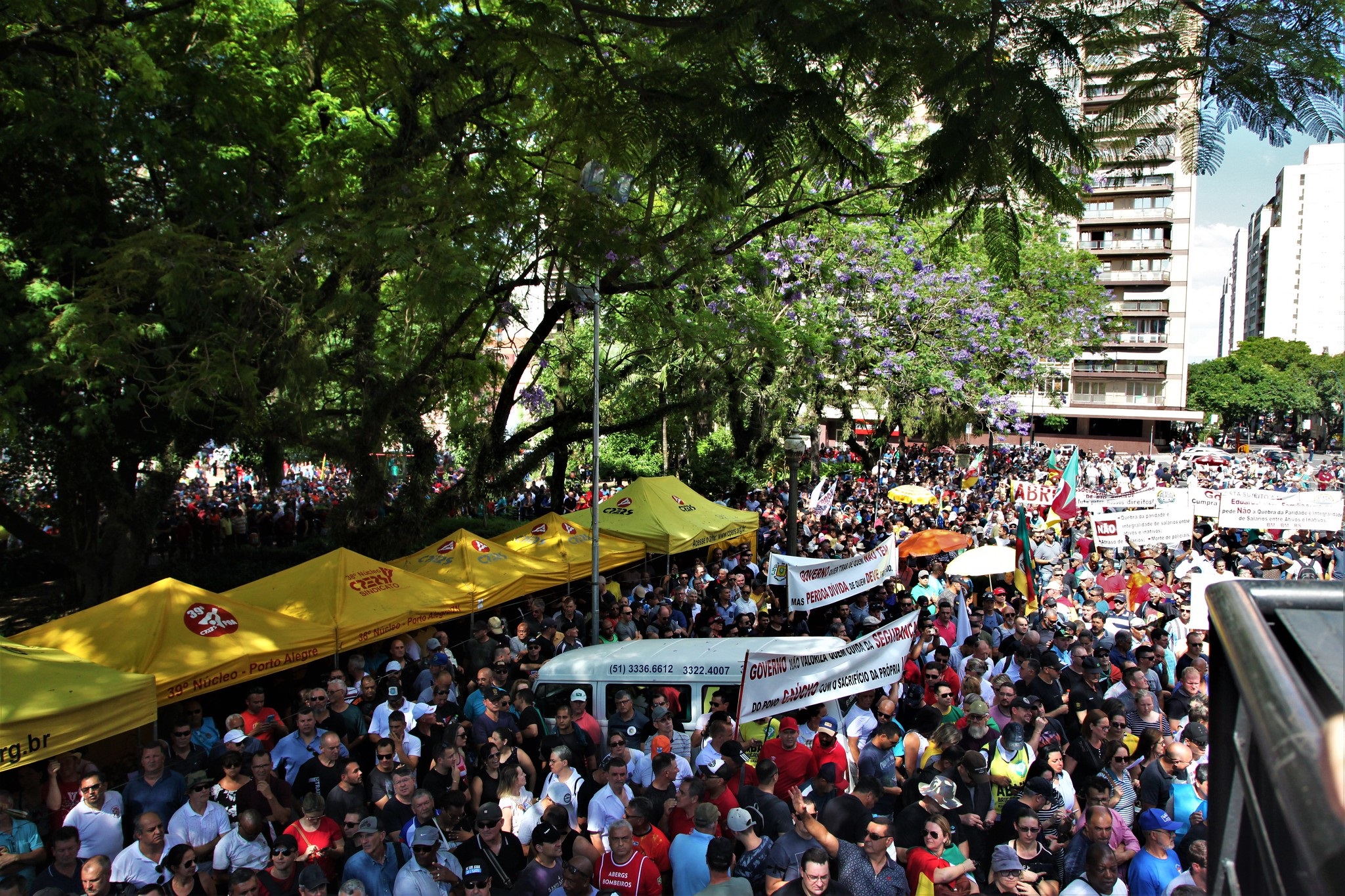 Bancada do PT participa de ato de servidores da BM e Bombeiros