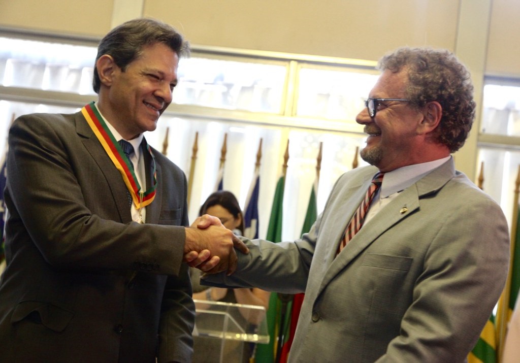 Mainardi homenageia Fernando Haddad com medalha Mérito Farroupilha