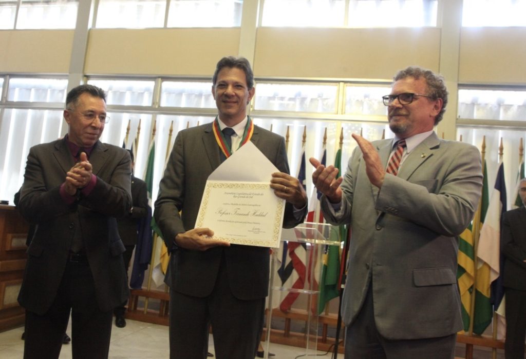 Valdeci e Mainardi entregam Medalha do Mérito Farroupilha ao ex-ministro da Educação Fernando Haddad