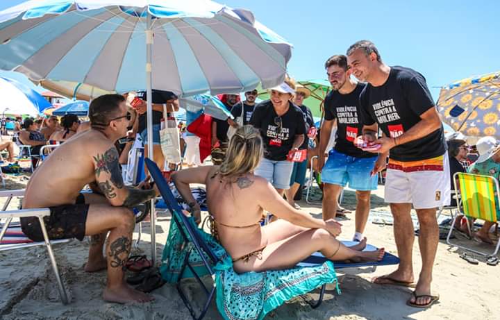 Campanha em praias gaúchas alerta sobre violência contra as mulheres