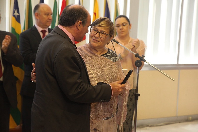 Zé Nunes homenageia professora Helenir Aguiar Schürer com a Medalha da Legislatura