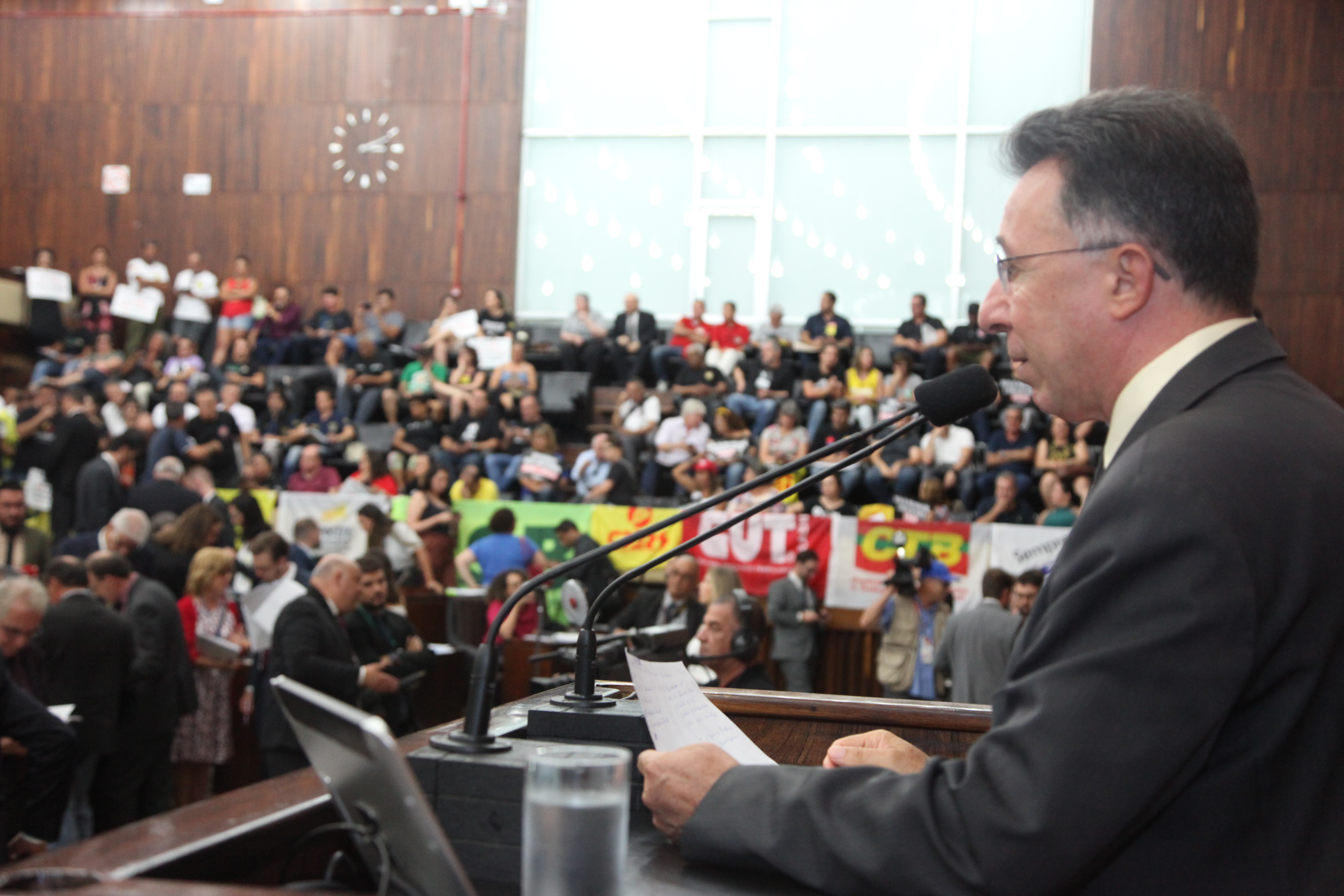 “Governo está `esfaqueando´ aqueles que defendem a sociedade dia após dia”, afirma Valdeci