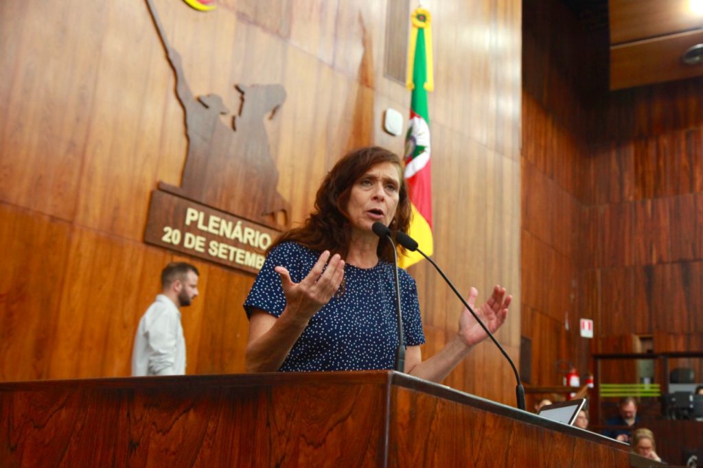 Sofia critica mudanças na base curricular imposta pelo governo do Estado