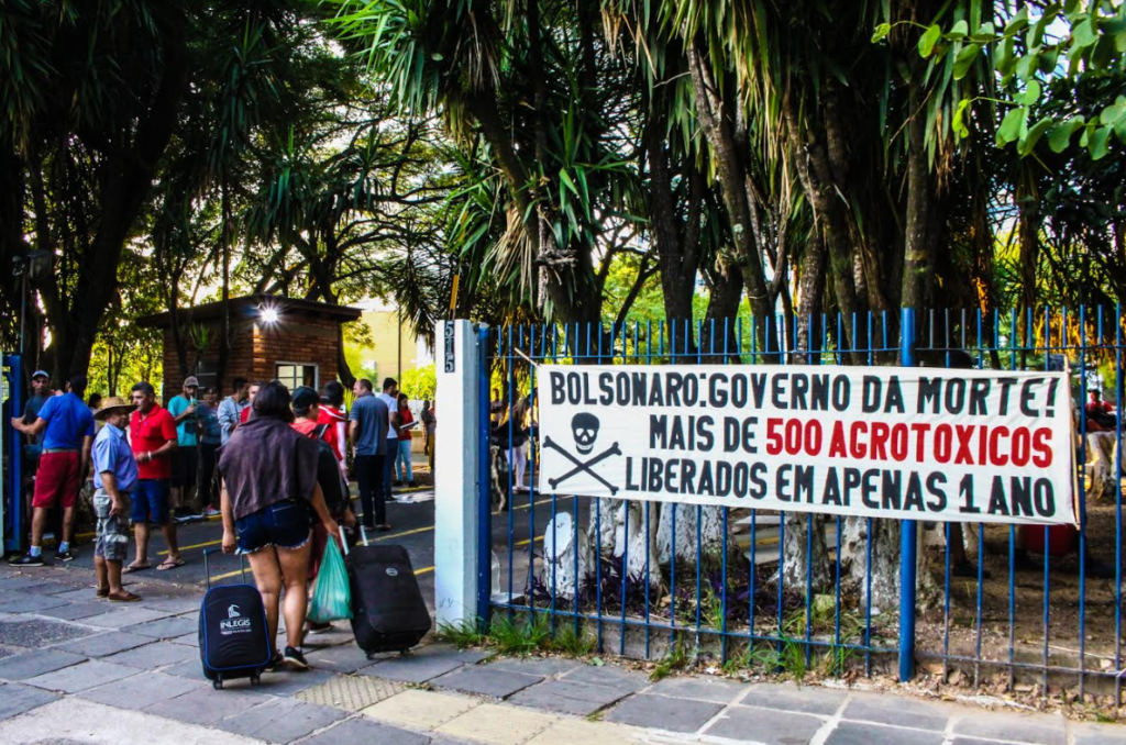 Agricultores ocupam pátio do Incra em Porto Alegre