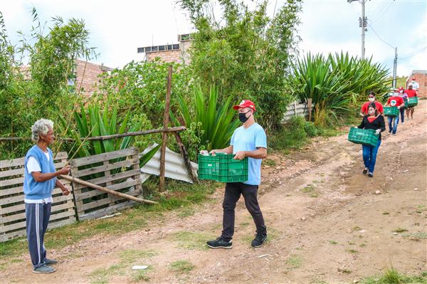 Entrega de alimentos para quilombolas marca Abril Vermelho MST