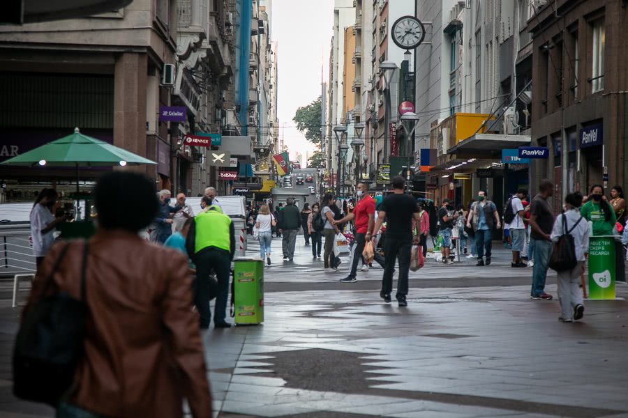 Contra a ciência e os números, Leite e Marchezan insistem em flexibilizar distanciamento social