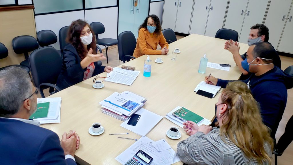 Comissão entrega dossiê do difícil acesso e debate situação da Educação com a Seduc