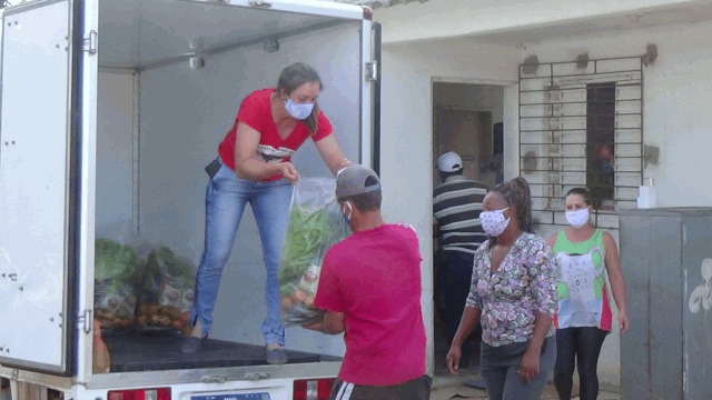 Assentados doam 34 cestas de alimentos em Tapes, no RS