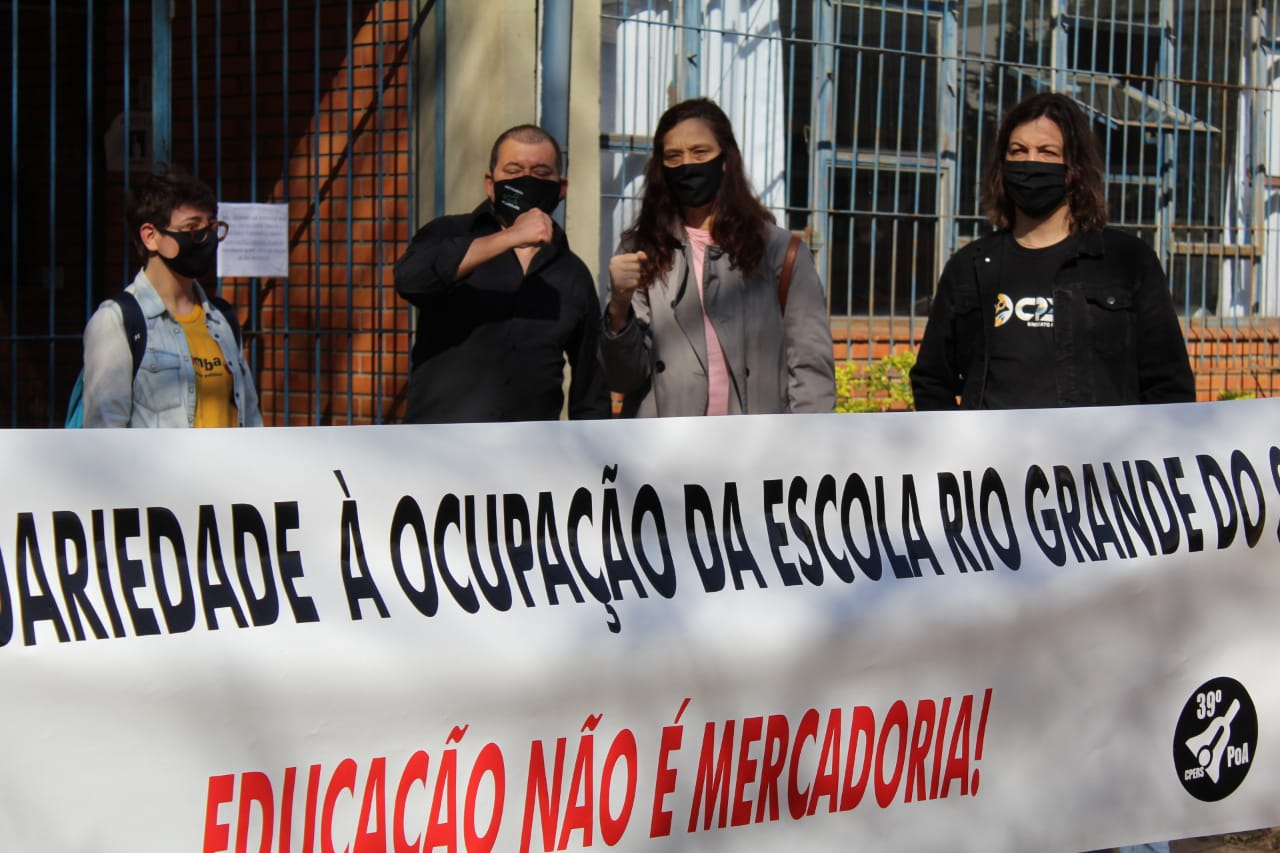 Deputada Sofia participa de ato em apoio à Escola Rio Grande do Sul