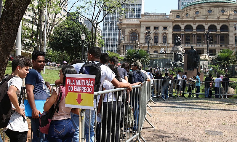 É urgente que os governos federal e estadual pensam em políticas públicas para a juventude