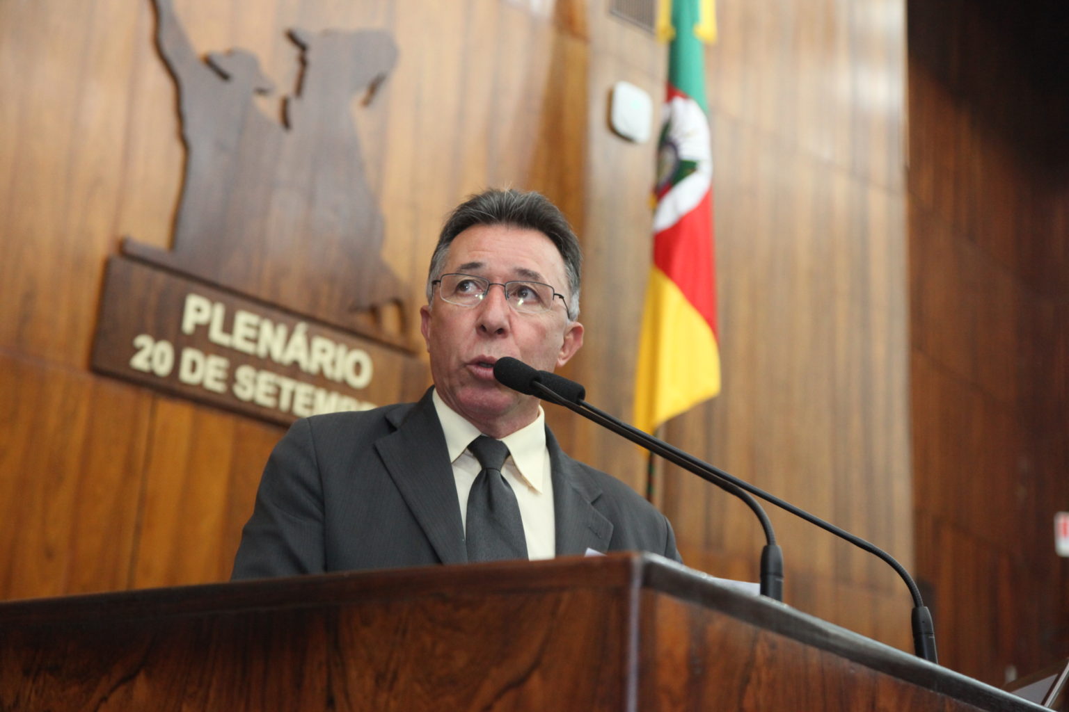 Valdeci assina apoio à investigação sobre preço abusivo de medicamentos e insumos hospitalares