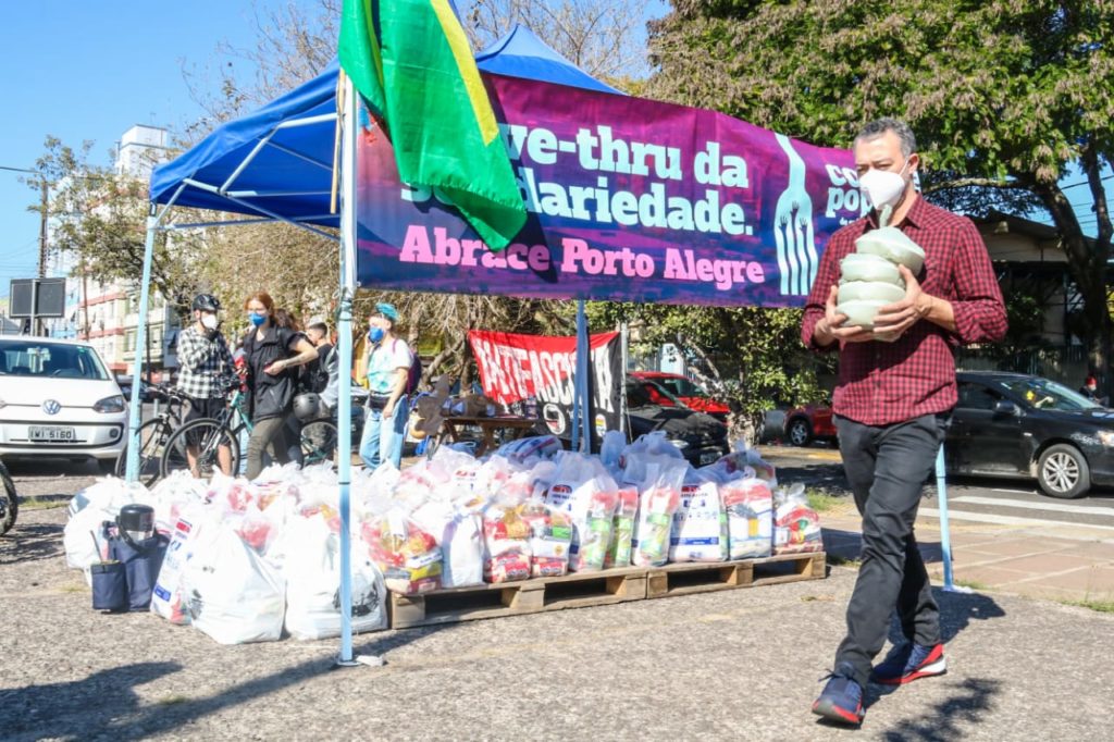 CUT-RS e movimentos sociais promovem solidariedade, enquanto Bolsonaro faz motociata