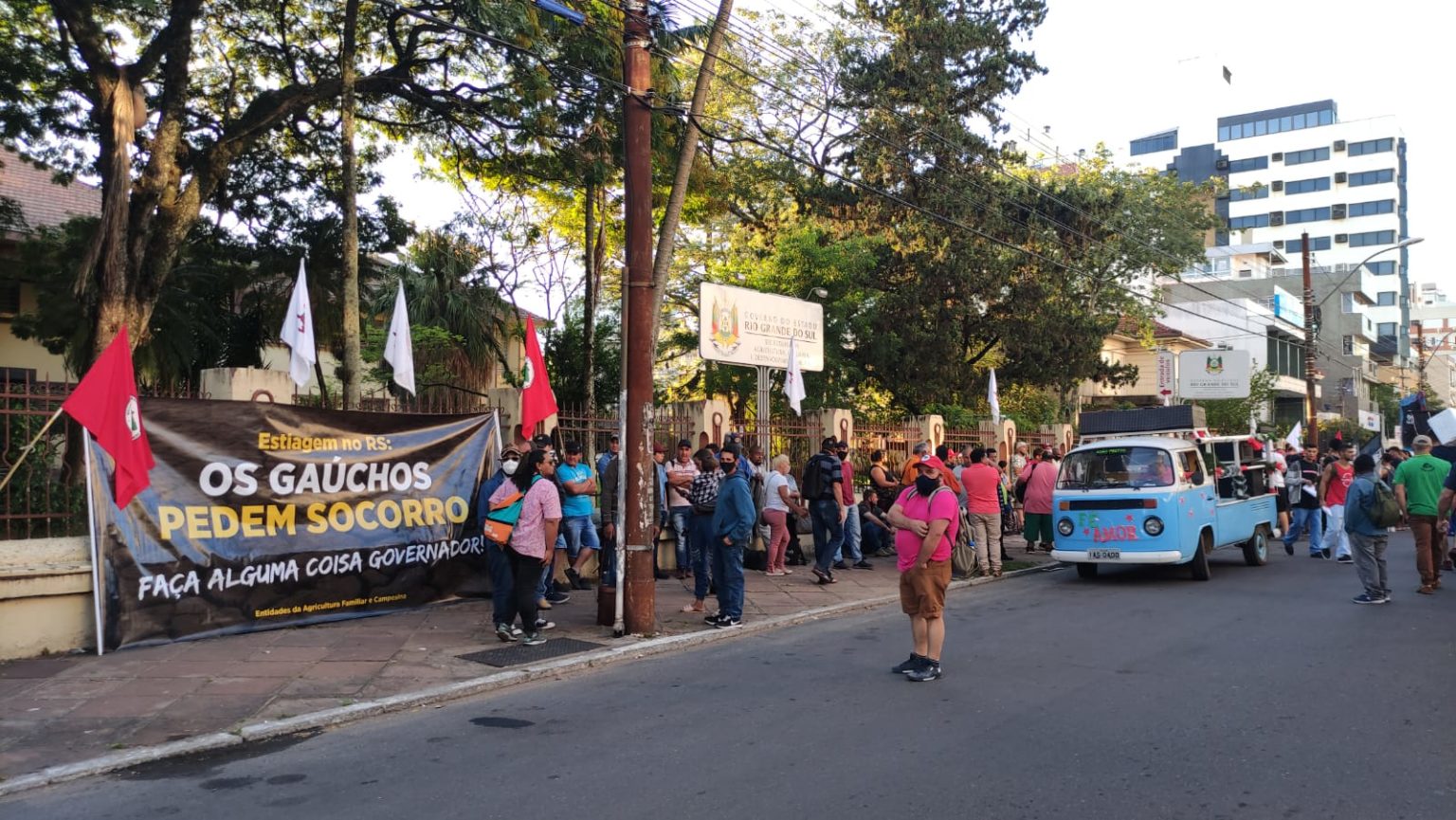 Agricultores familiares e camponeses estão em frente a Secretaria da Agricultura reivindicando ações dos governos estadual e federal