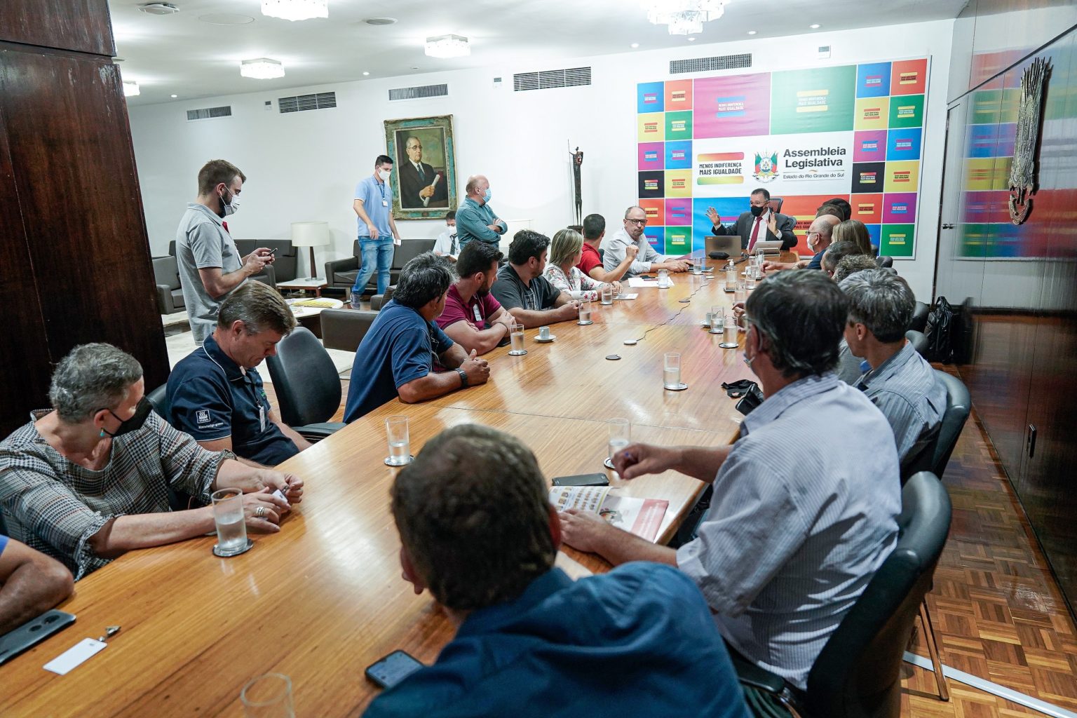 Estiagem: presidente Valdeci recebe entidades dos pequenos agricultores e busca contato com governo