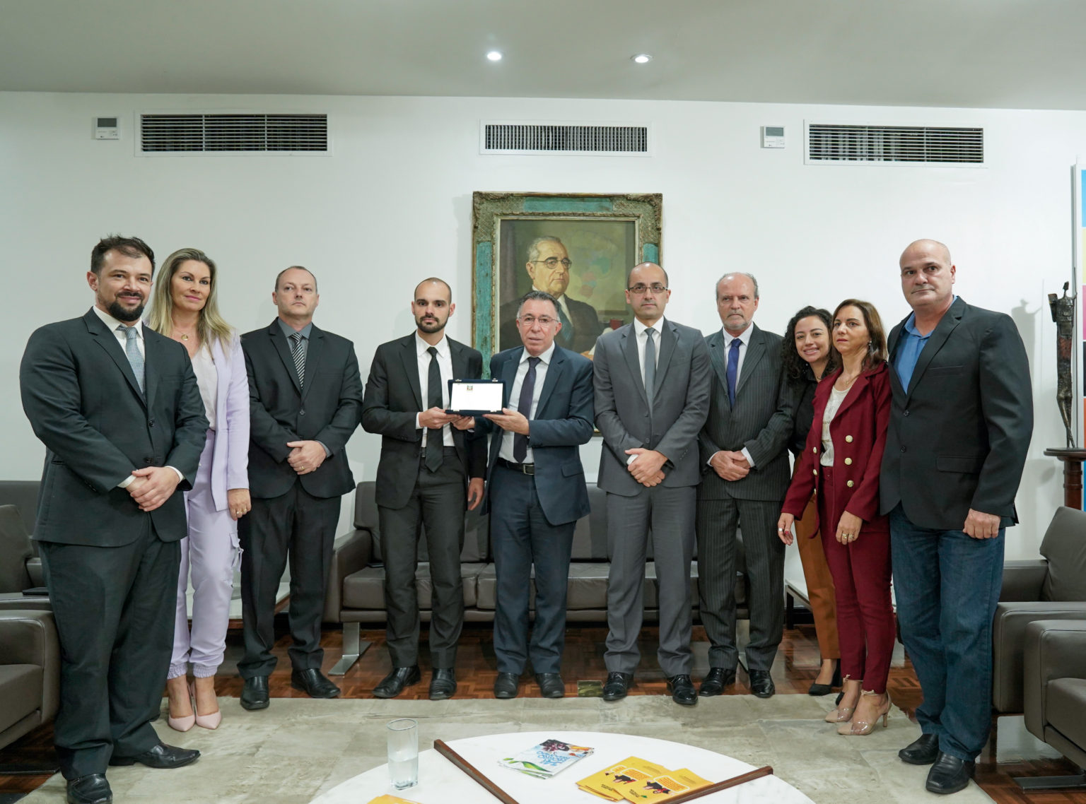 Delegado Gabriel Borges, titular da Operação Kraken, recebe homenagem na Assembleia