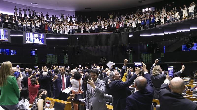 Vitória de quem cuida a vida: Câmara aprova piso da enfermagem e texto vai à sanção presidencial