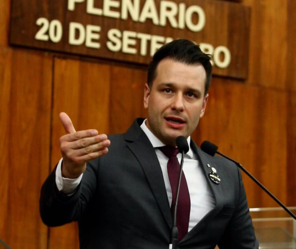 Deputado Leonel repudia cassação de vereadora que denunciou saudação nazista