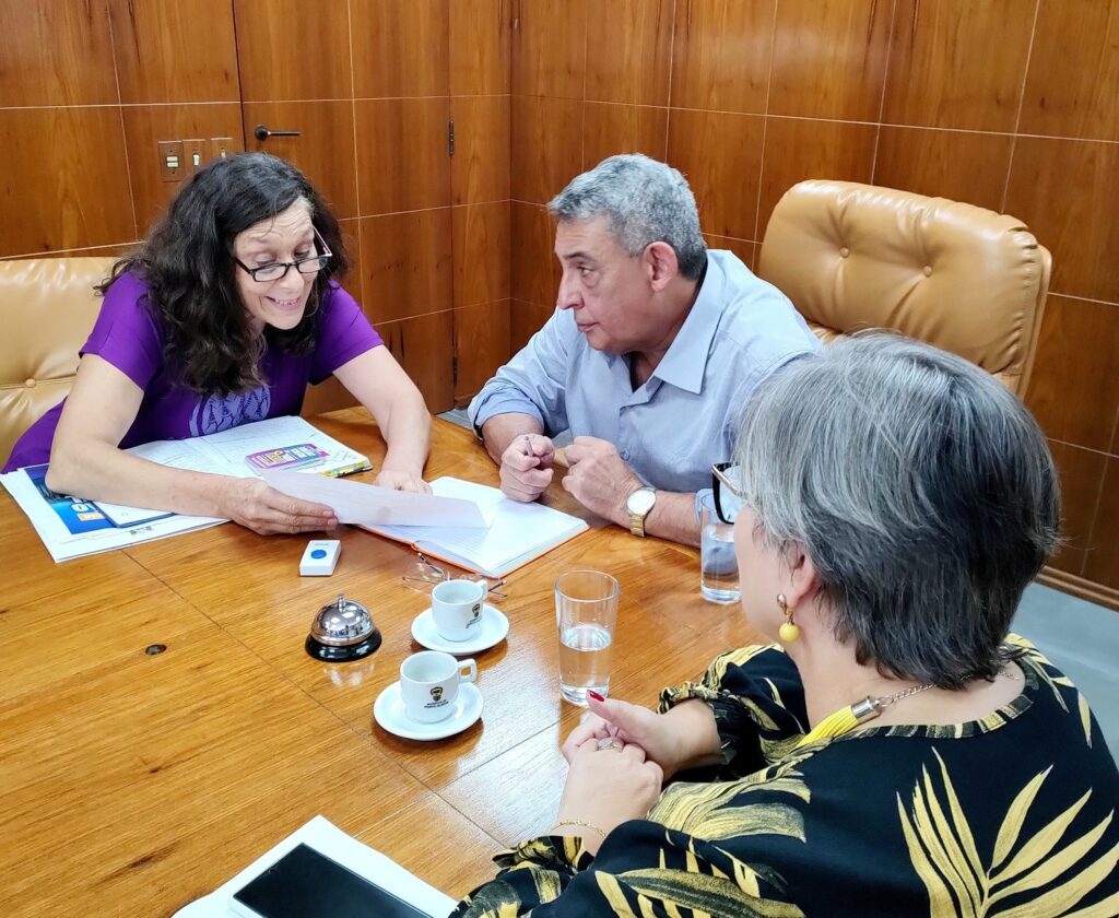 Deputada estadual Sofia Cavedon entrega ao Prefeito Sebastião Melo relatório da Operação Educação pela Infância Feliz