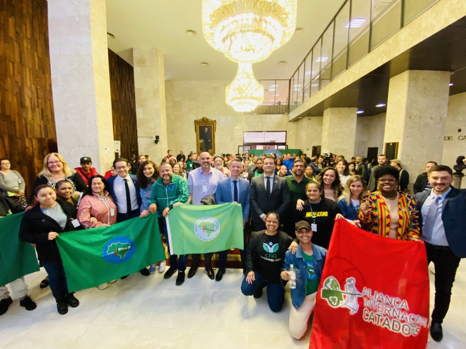 Catadores de recicláveis participam de lançamento de Frente Parlamentar