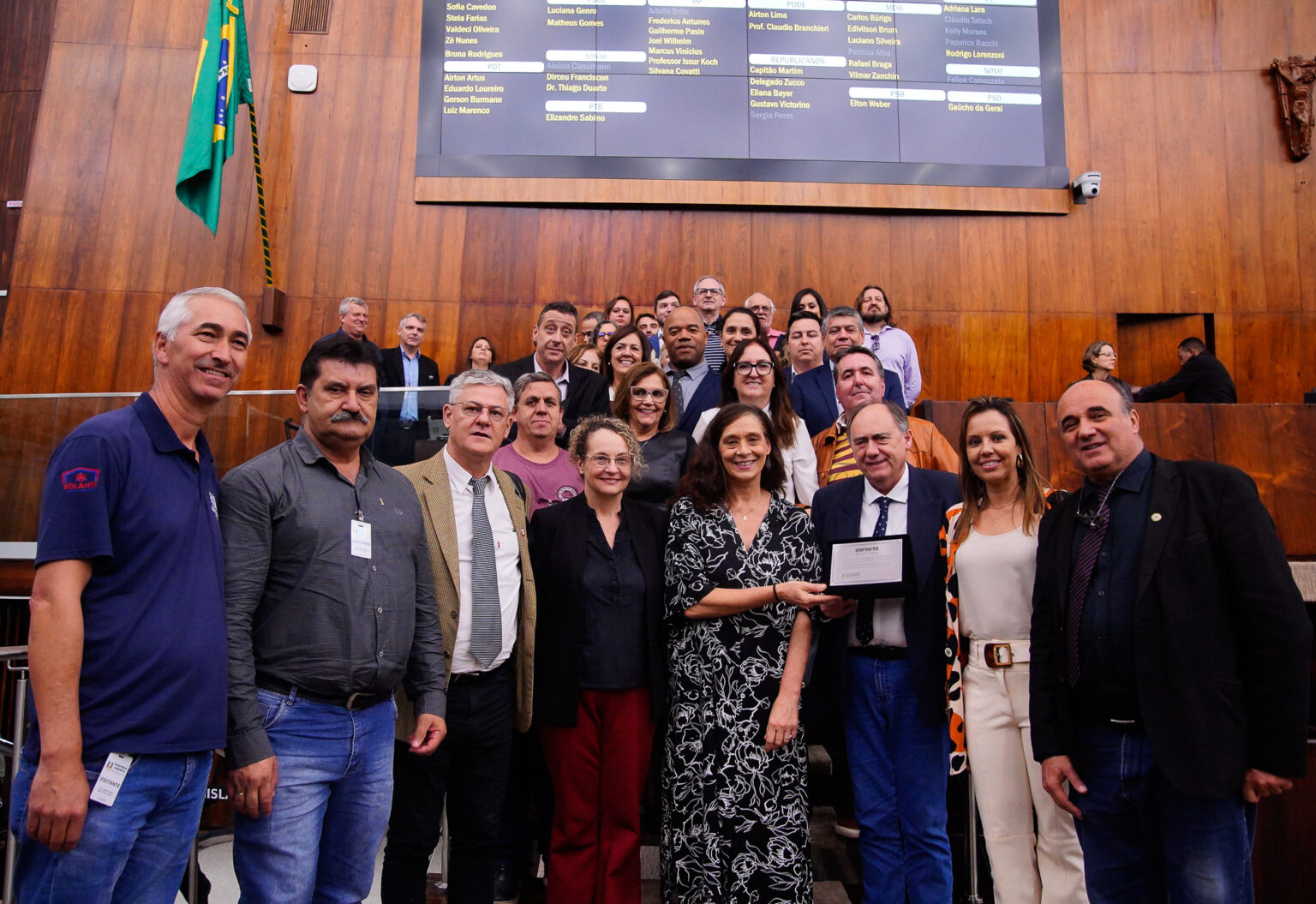 Sofia Cavedon presta homenagem pelos 85 anos do Sinpro/RS