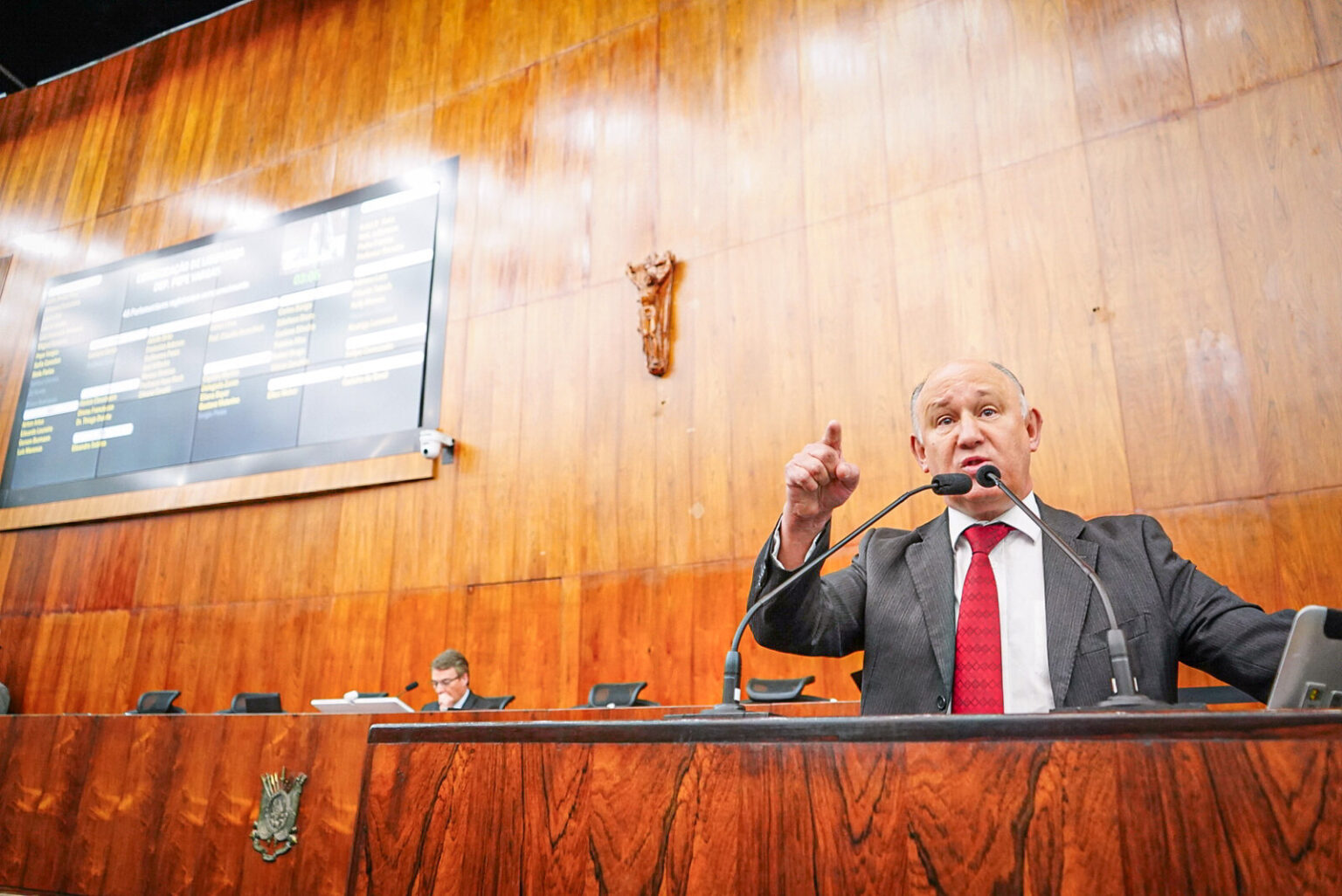 Pepe defende queda na taxa de juros e investimentos em políticas públicas