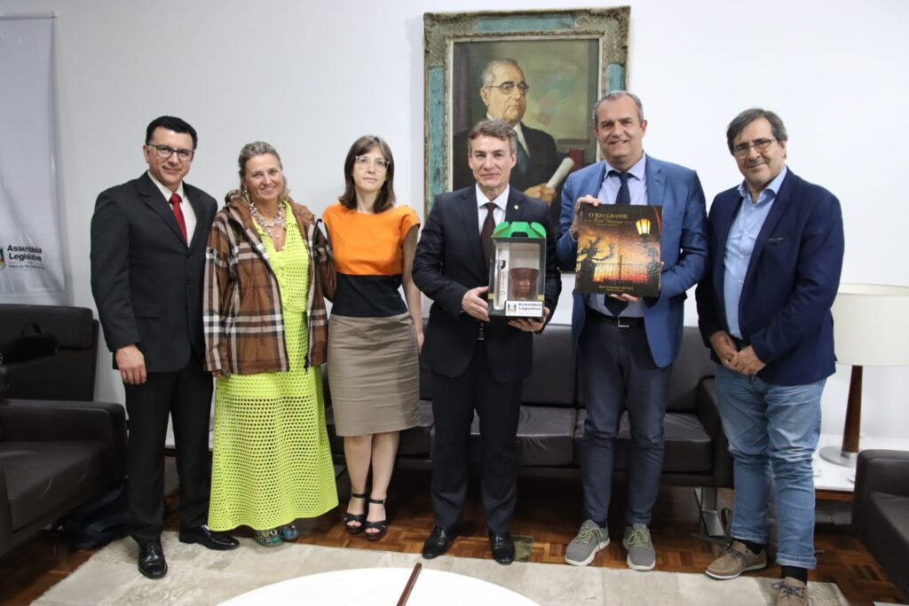 Jeferson traz parlamentar italiano para falar sobre a defesa da água pública em Nápoles