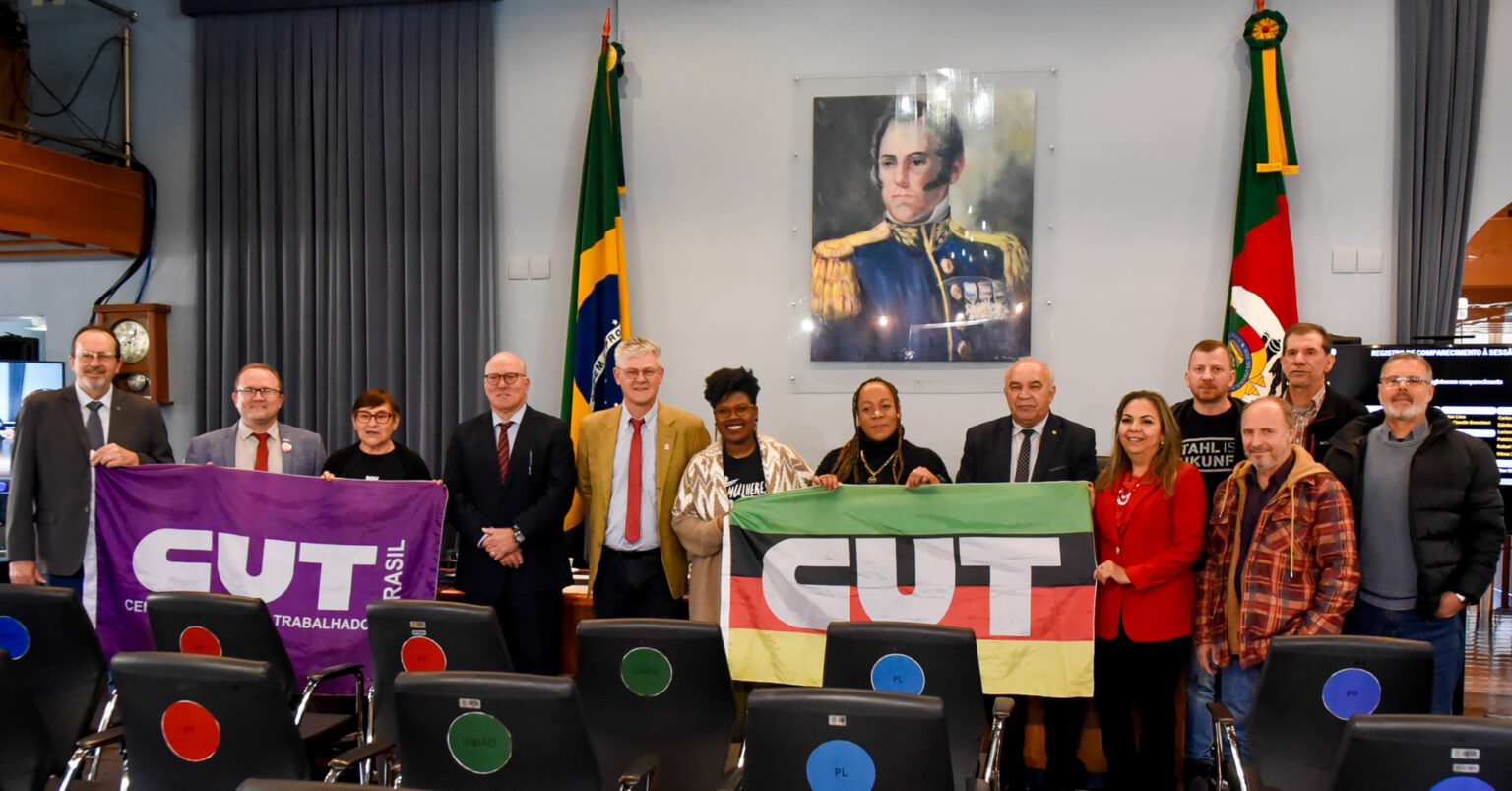 Laura Sito presta homenagem à Central Única dos Trabalhadores pela passagem de 40 anos