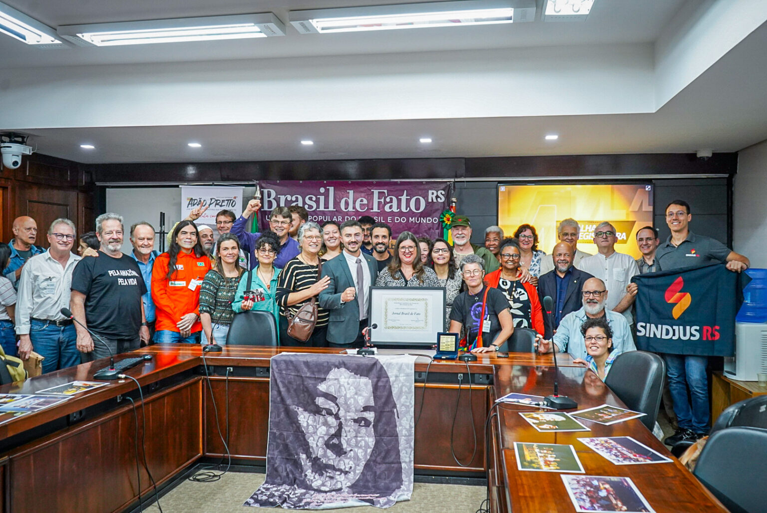 Adão Pretto homenageia Brasil de Fato RS com Medalha da 56ª Legislatura 