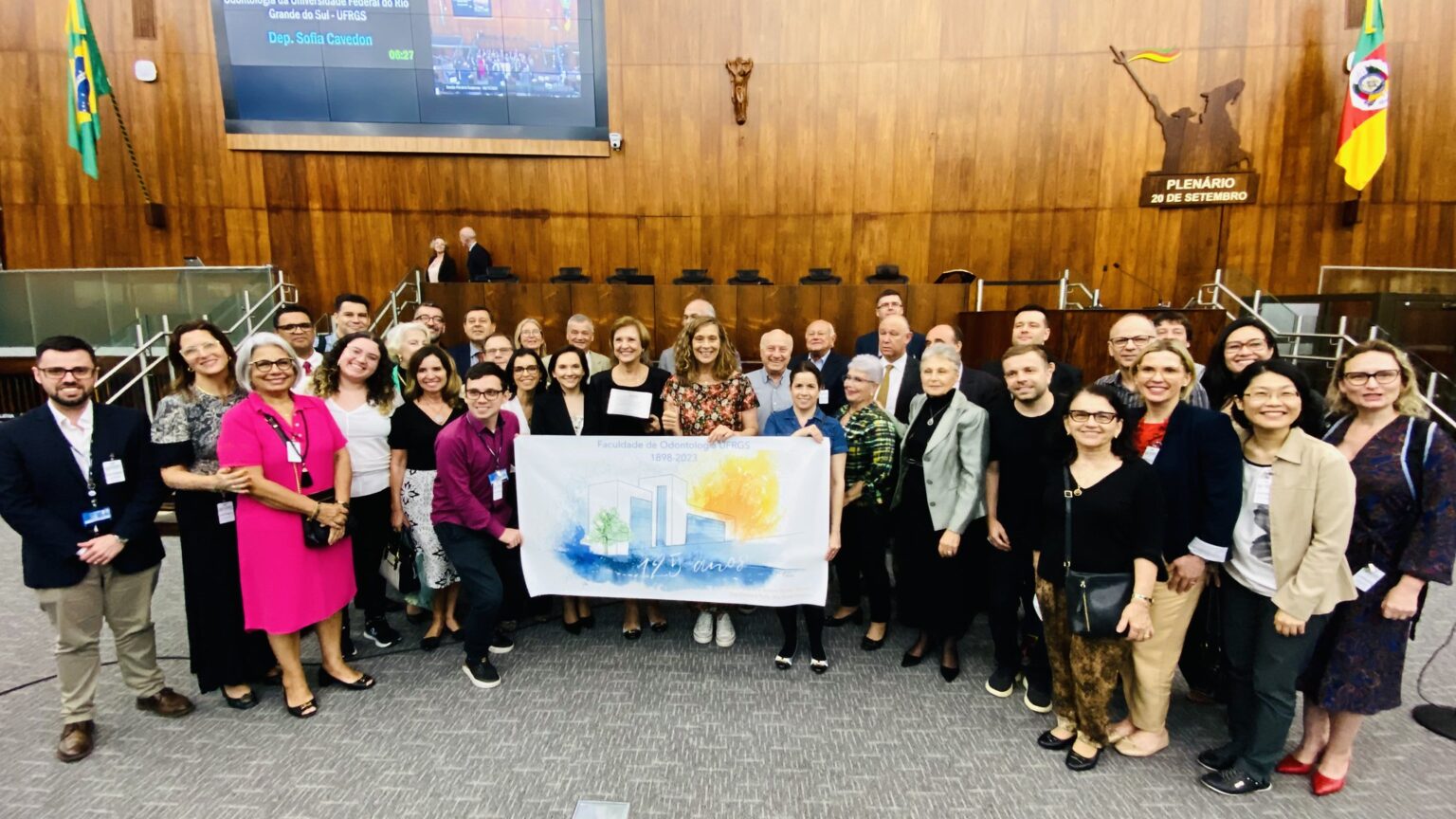 Sofia Cavedon presta homenagem pelos 125 anos da Faculdade de Odontologia da UFRGS