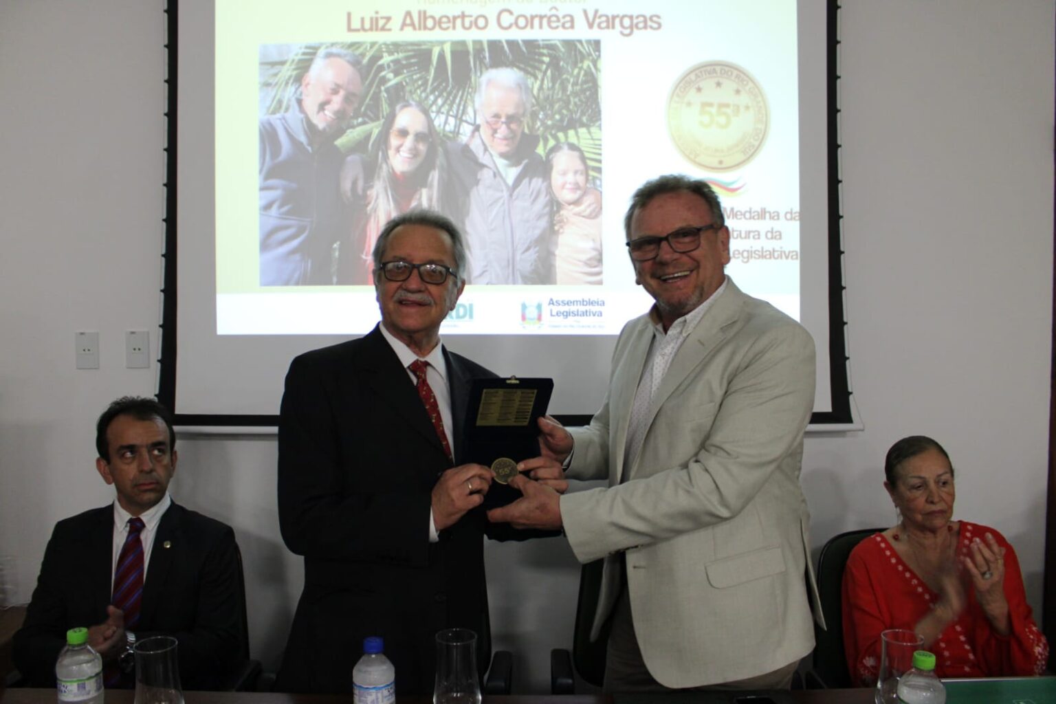 Luiz Alberto Vargas recebe a medalha da 55ª Legislatura