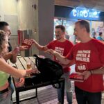 Cartão Vermelho pelo fim da violência contra as mulheres é distribuído para frequentadores da Cidade Baixa, na Capital