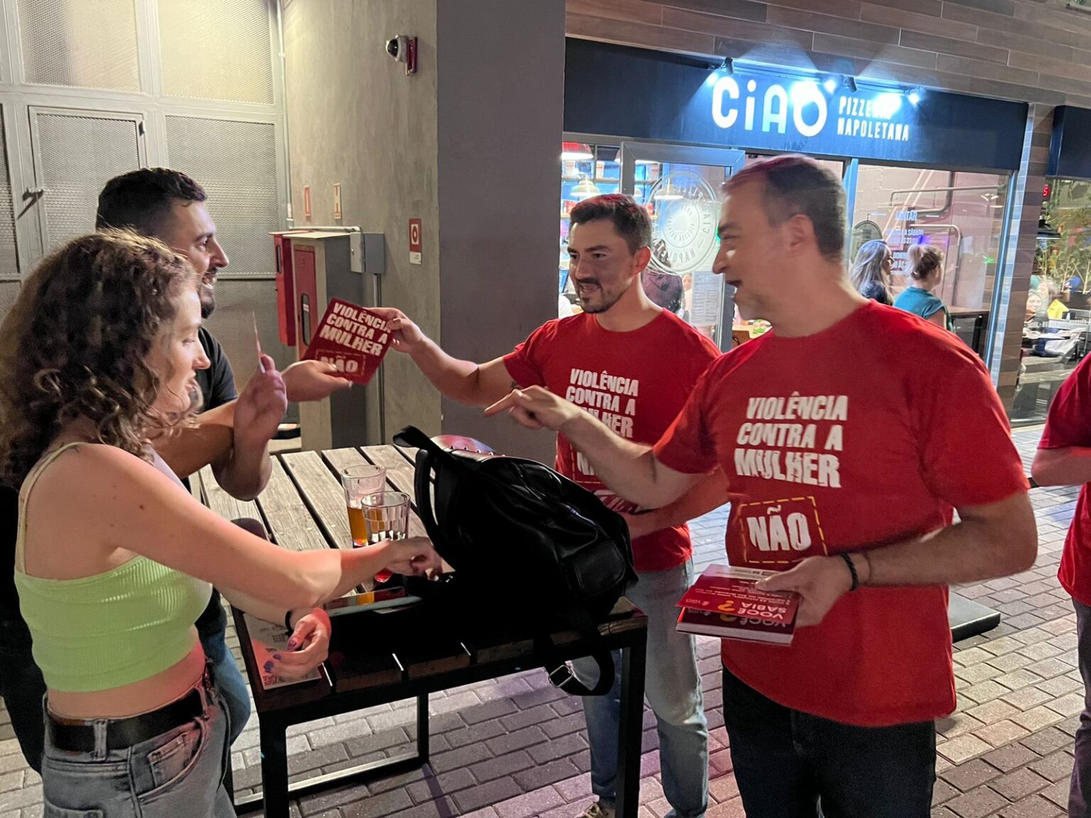 Cartão Vermelho pelo fim da violência contra as mulheres é distribuído para frequentadores da Cidade Baixa, na Capital