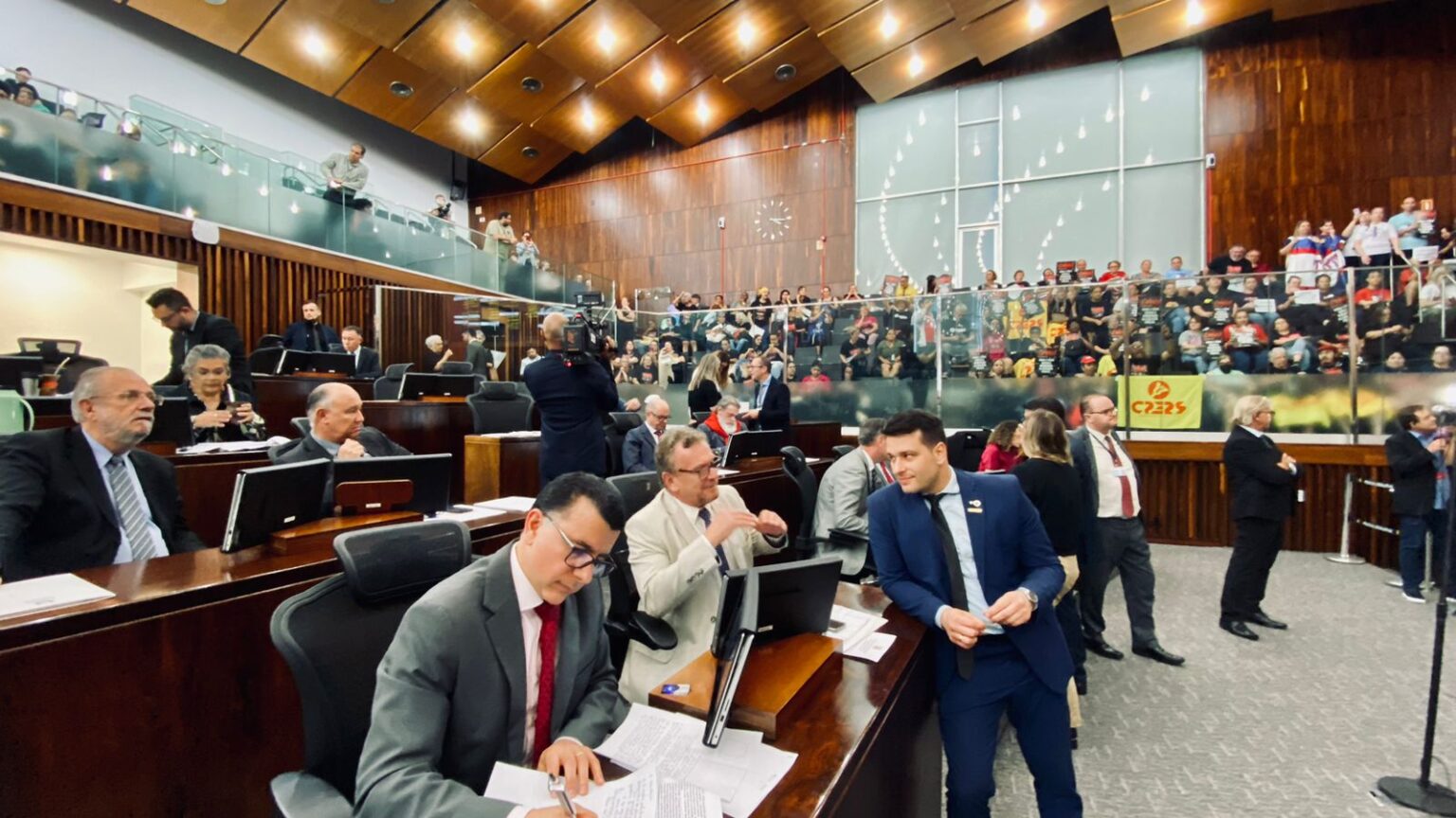 Educação: Governo Leite impõe mudanças na gestão democrática e na autonomia das escolas