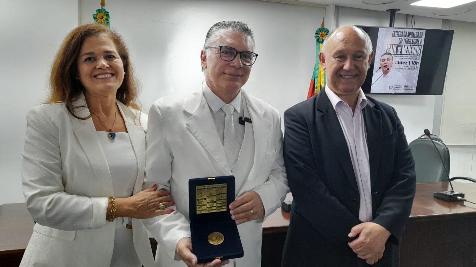 Pepe concede medalha da 56ª Legislatura ao presidente da Associação de Umbanda Caxias