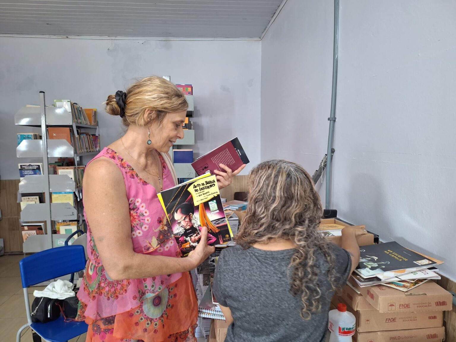 Sofia Cavedon faz visita à escolas do litoral norte, escuta demandas e entrega doações de livros