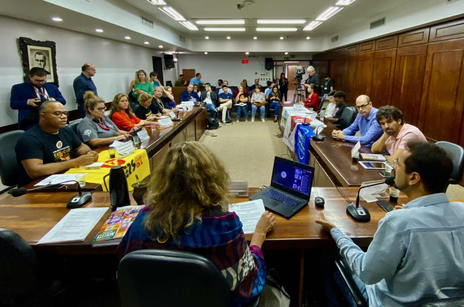 Entidades da Educação defendem veto do governador ao projeto de escolas cívico-militares no RS